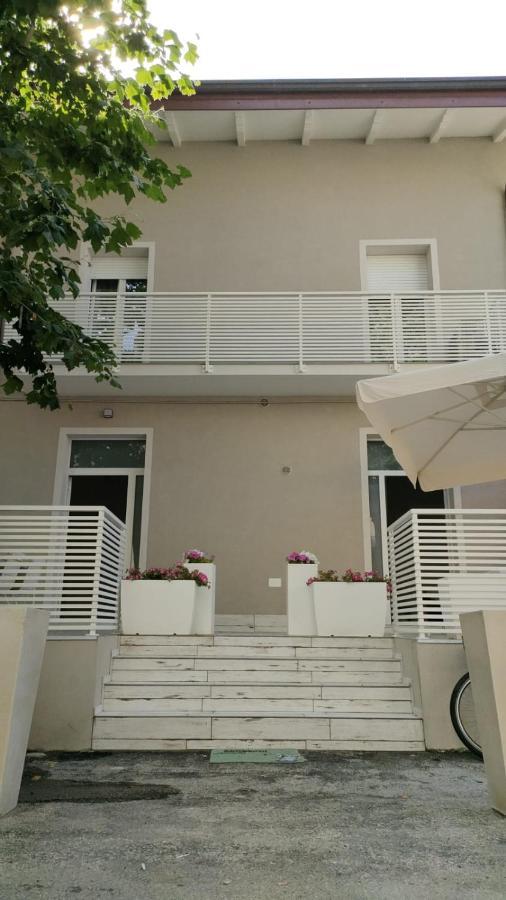 Appartamenti Diffusi Di Villa Fiorita Con Accesso Alle Piscine Della Struttura Principale Cattolica Buitenkant foto