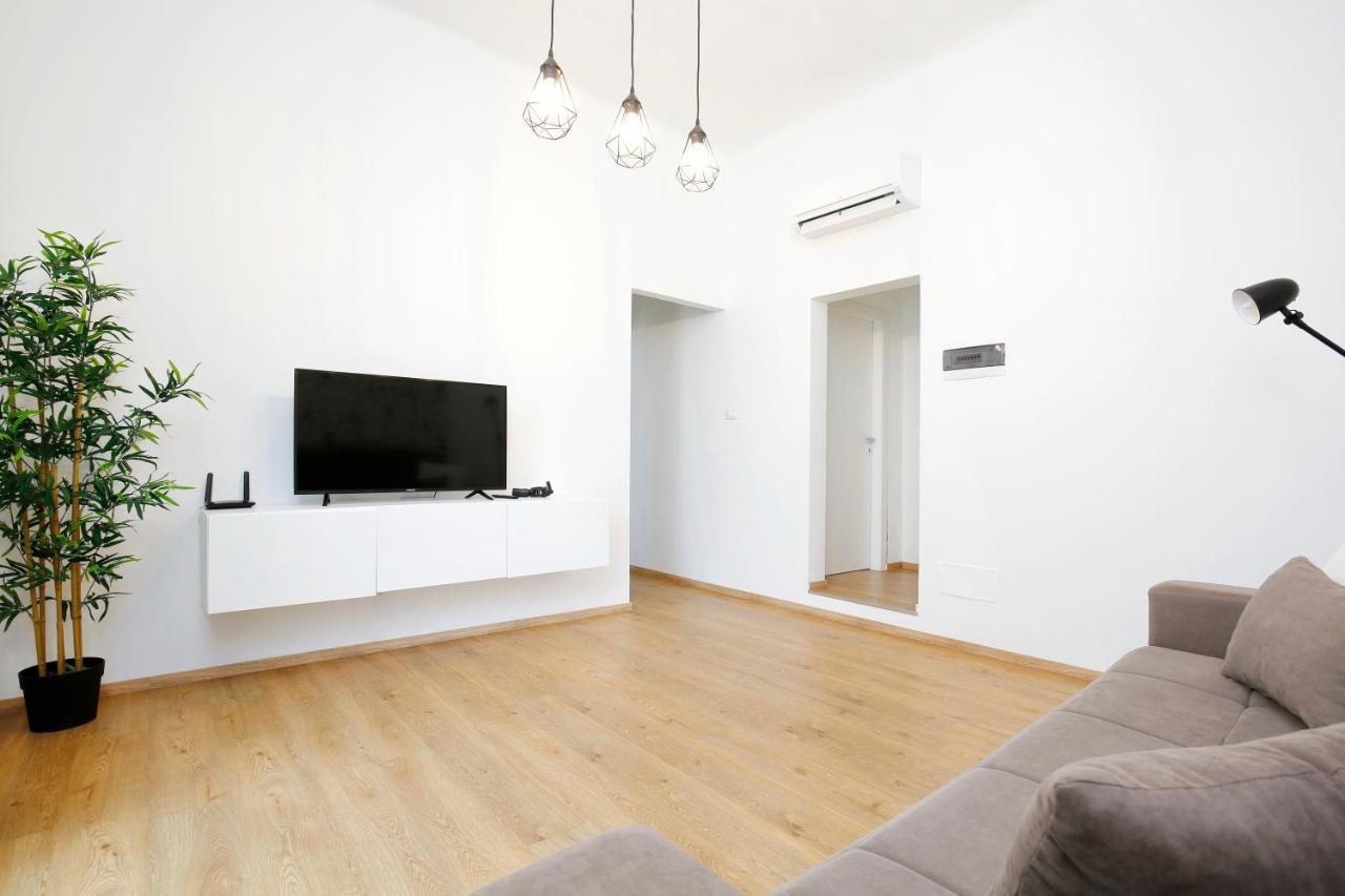 Appartamenti Diffusi Di Villa Fiorita Con Accesso Alle Piscine Della Struttura Principale Cattolica Buitenkant foto